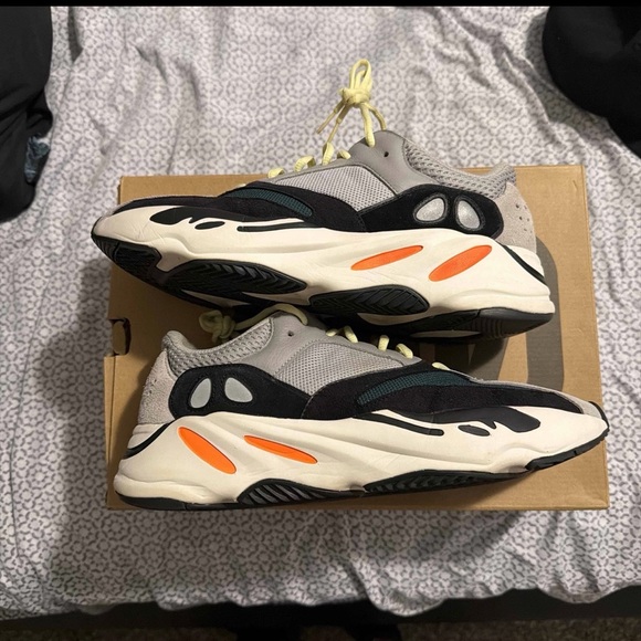 Yeezy 700 - Picture 3 of 7